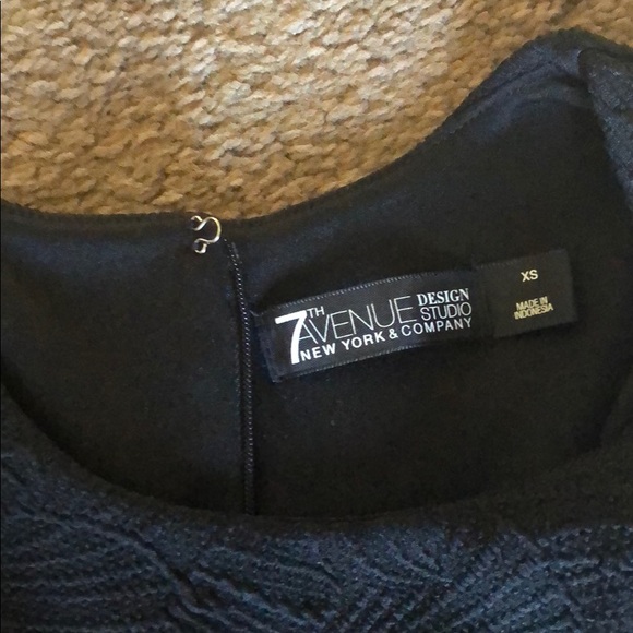 Great black and white top! - Picture 2 of 3